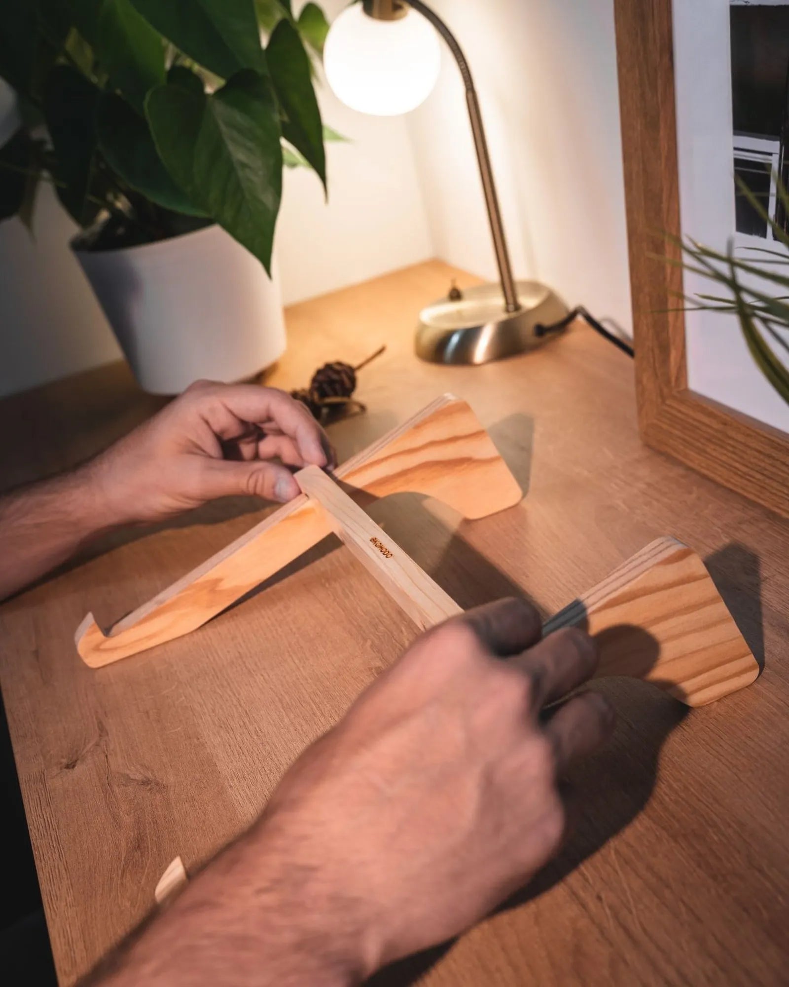 Laptopstandaard gerecycled hout Altxa om te personaliseren