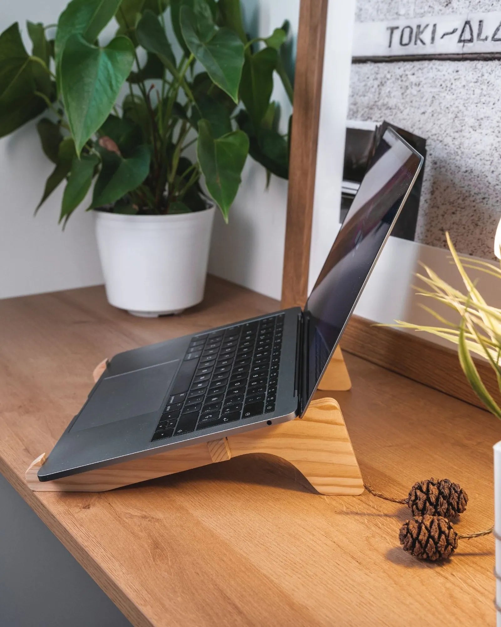 Laptopstandaard gerecycled hout Altxa om te personaliseren
