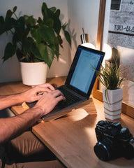 Laptopstandaard gerecycled hout Altxa om te personaliseren