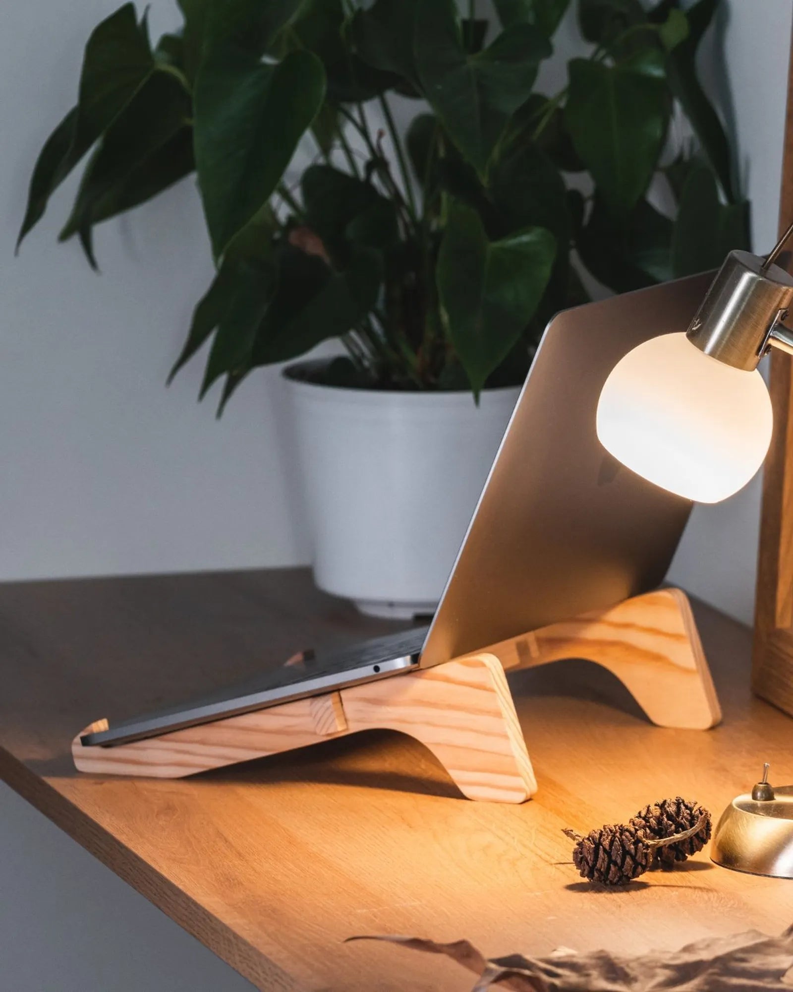 Laptopstandaard gerecycled hout Altxa om te personaliseren